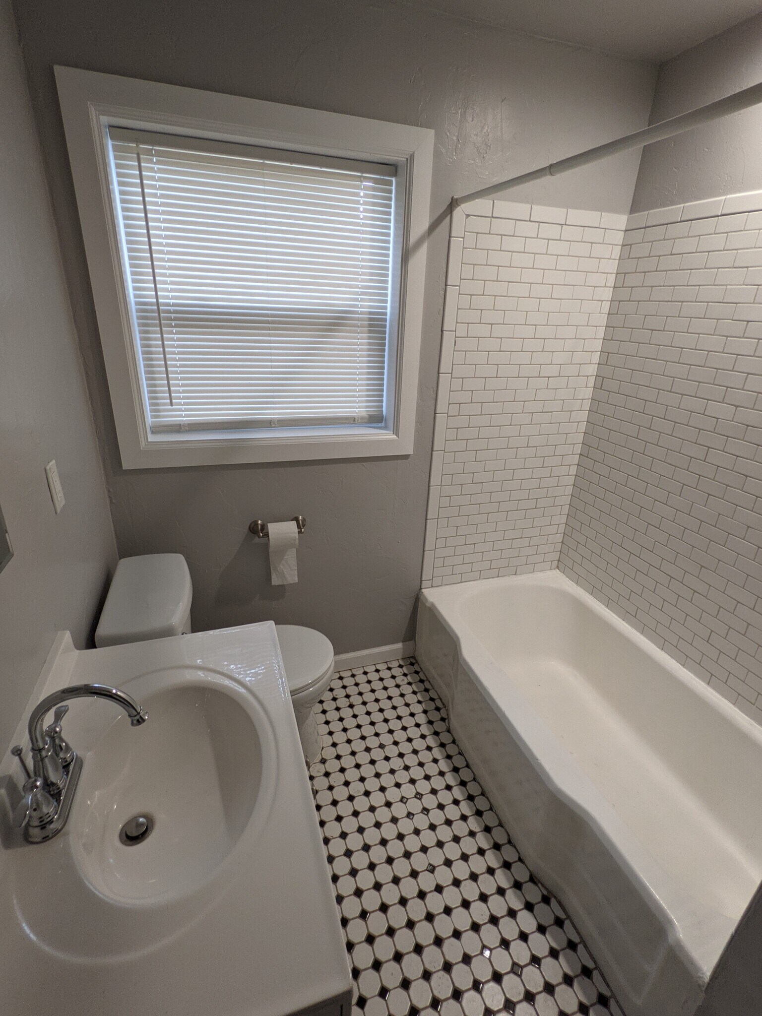 Full bath - 4324 NW 16th St