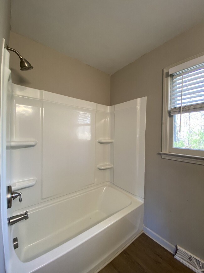 Building Photo - 2 Bedroom | 1 Bathroom | Walk to Downtown ...