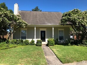 Building Photo - Great Location South of LSU near Plants TOO!