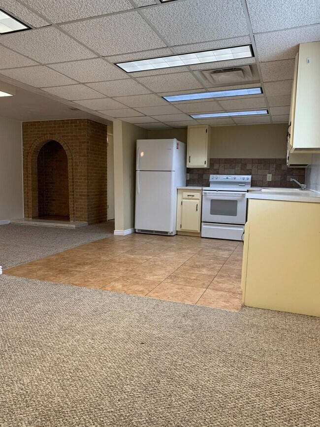 Building Photo - 2 Bedroom/1 Bathroom Duplex in Bluffdale