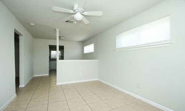 Building Photo - Move-in Ready! 2 bed 1 bath in South East ...