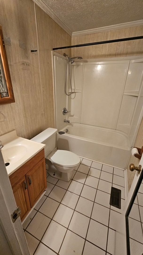 Building Photo - 3 bedroom, 1 bathroom home on 1/2 acre lot with storage