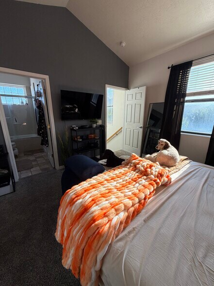 Building Photo - 70 N Main St