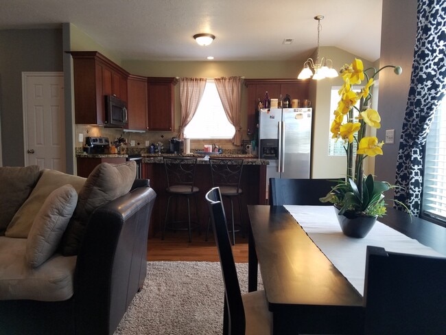 Building Photo - 3 Bed Townhome with Mountain Views and Community Pool