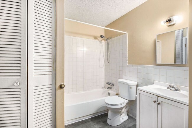 Building Photo - *MOVE IN SPECIAL* $250 Off First Full Month's Rent OR Free 55in TV! Beautiful 2BR/1BA Duplex in I...