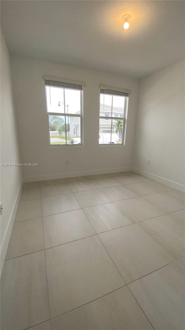 Building Photo - 125 SW 171st Terrace