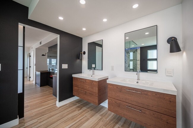 Building Photo - European-inspired Mid-Century Henderson Home!