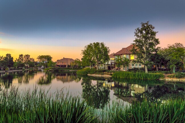 Building Photo - 4 Bedroom Home in the Beautiful Bridgeport Community!