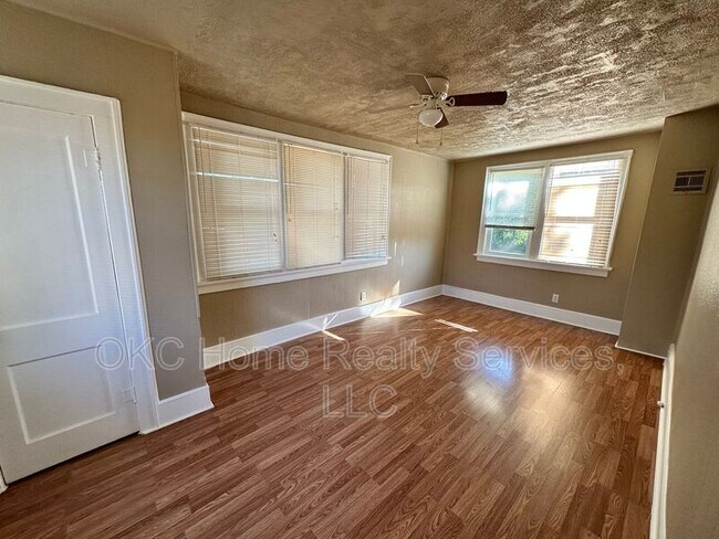 Building Photo - 1715 N Villa Ave