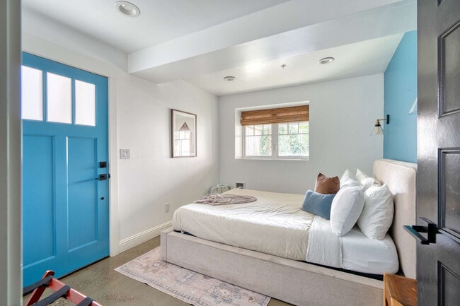 Building Photo - 18 NW 22nd Pl