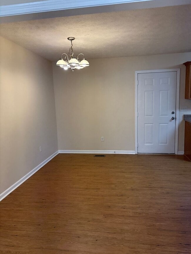 Building Photo - $500 OFF 1st Month!…Spacious Home with Large Yard!!