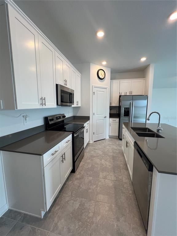 Building Photo - 688 Silver Palm Dr