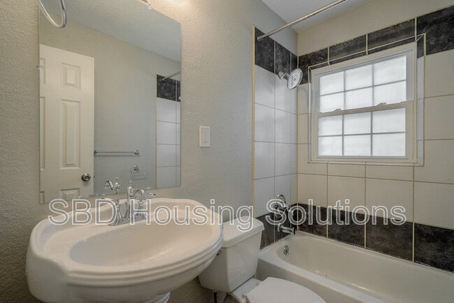 Building Photo - 1404 N Pearl Dr