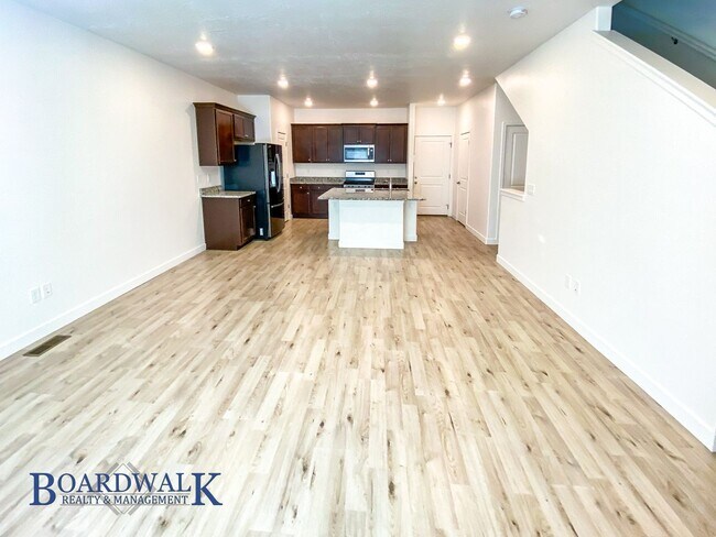 Building Photo - Beautiful 4 bedroom Townhome in West Valley!