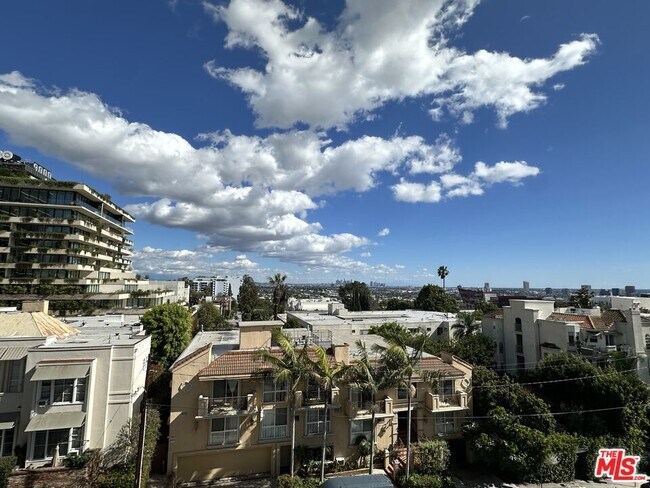 Building Photo - 999 N Doheny Dr