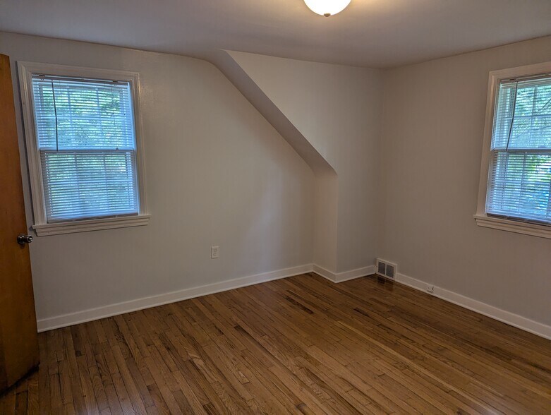 Smaller Bedroom - 208 Easterly Pky