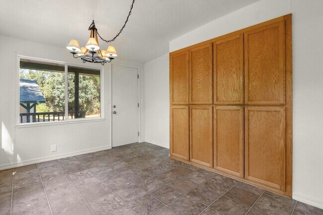 Building Photo - 5561 Thompson Hill Rd