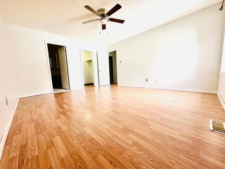 Master Bedroom - 4908 W Brigantine Ct