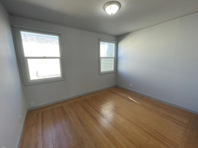 Building Photo - 3 BR / 2 BA Single Family Home, Hardwood F...