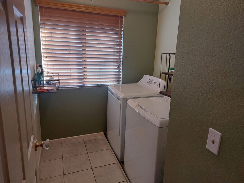 Building Photo - 927 S Downey Pl