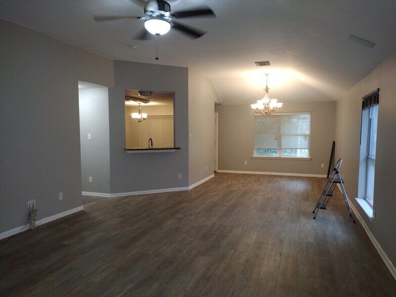 Building Photo - 2882 Sun River Ln