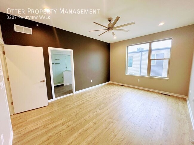 Building Photo - 3207 Parkview Walk