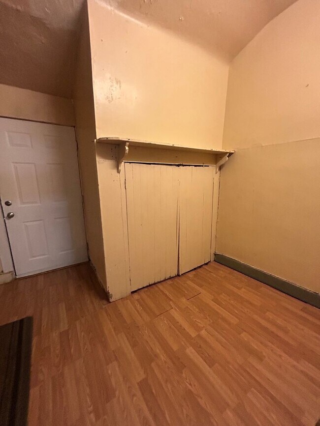 Building Photo - 654 W King St