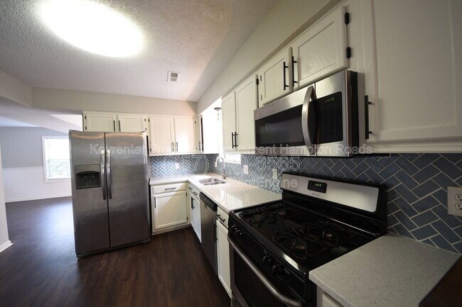 Building Photo - 1549 River Creek Crescent