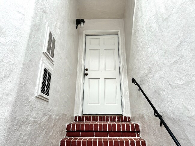 Building Photo - 2626 Moraga St