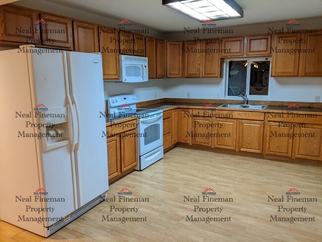 Primary Photo - 3 Bed 2 Bath Apartment, 2 Assigned parking...