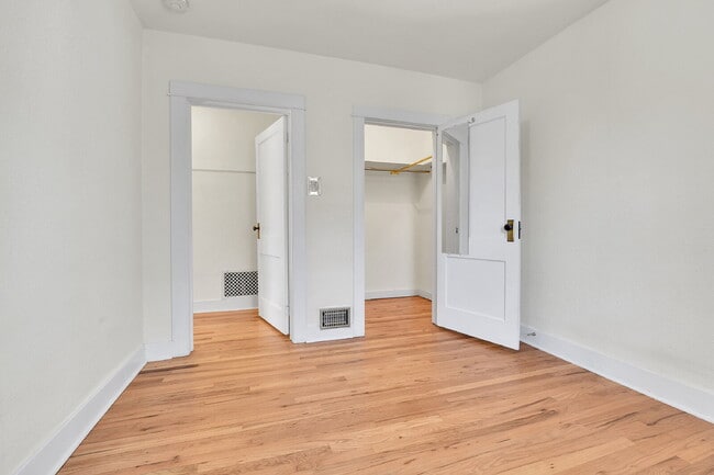 Building Photo - $2,600.00, 1 bed + non-conforming room, 1 ...