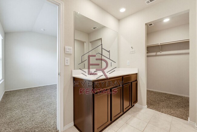 Building Photo - Beautiful Home Awaits you!