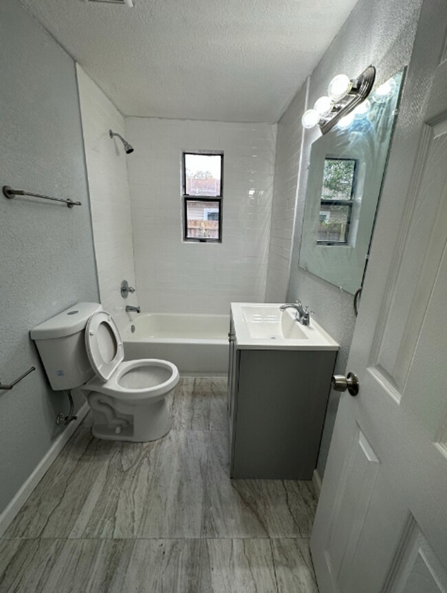 Building Photo - Renovated** Move in Ready** 3/2 Single Family home : Available Now!