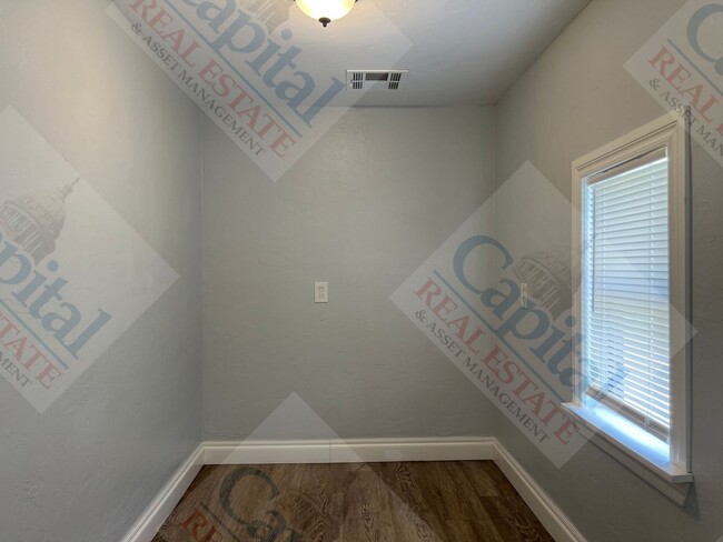 Building Photo - Charming 3 Bedroom