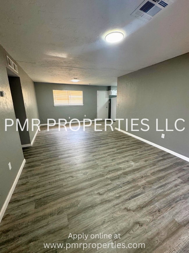 Building Photo - 3 Bedroom / 1.5 Bathroom Home