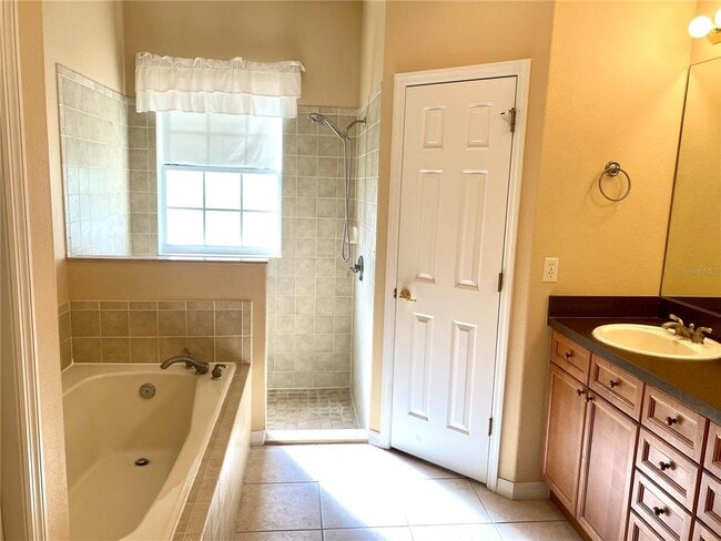 Building Photo - 9618 Spring Lake Dr