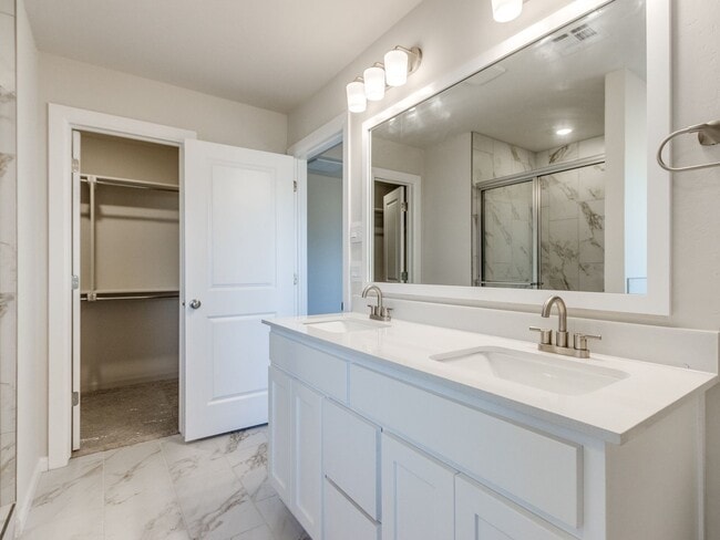 Building Photo - 1013 SE 16th Terrace