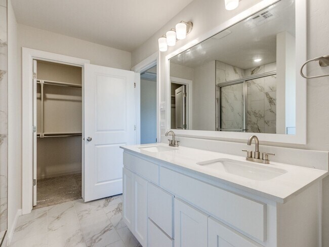 Building Photo - MUST SEE!!