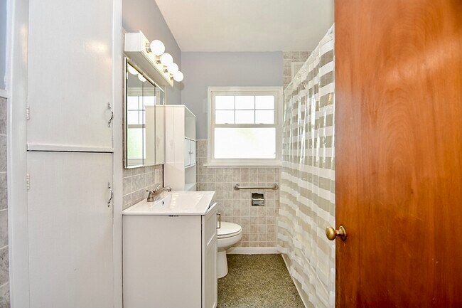 Building Photo - 1608 S Freedom Ave