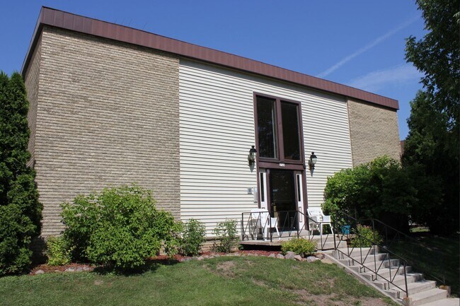 Building Photo - Lakeshore North Apartment Homes - 2748