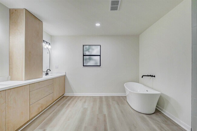 Building Photo - 10303 Chevy Chase Dr