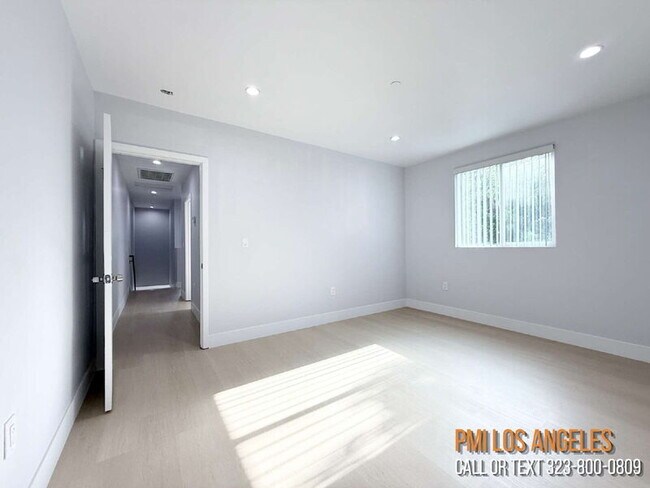 Building Photo - 208 E 87th St