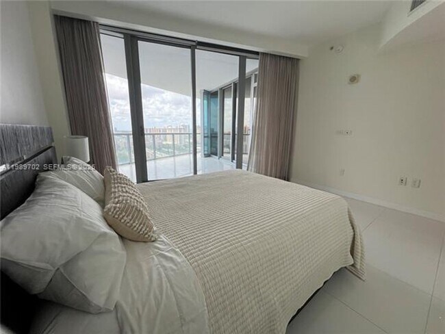 Building Photo - 17121 Collins Ave
