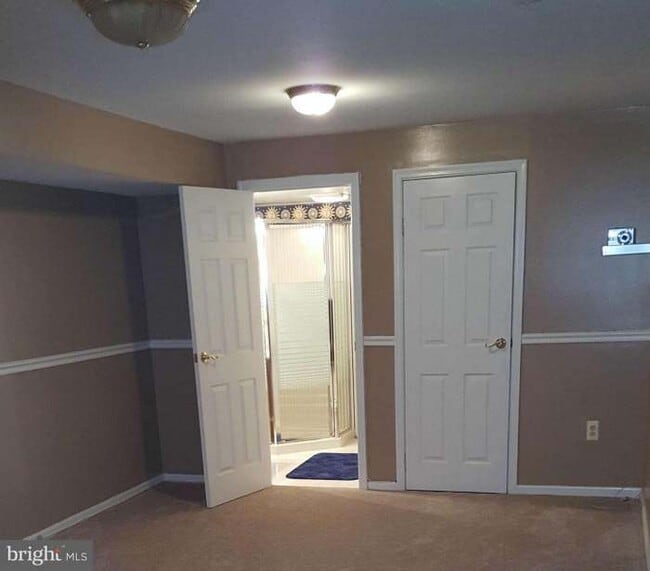 Building Photo - 8903 Rosewood Way