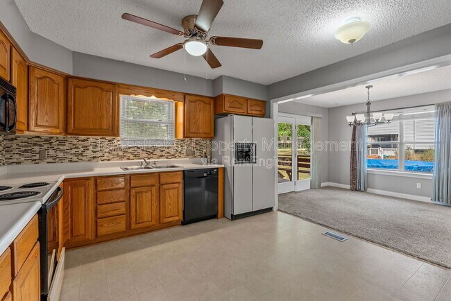 Building Photo - 33 Pershing Lake Dr
