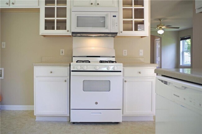 Building Photo - 807 Camino Real Dr