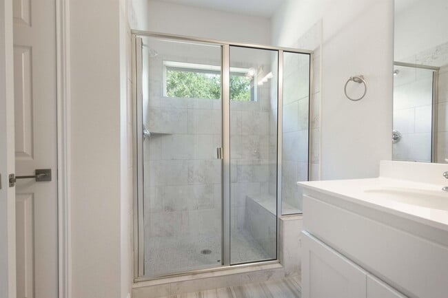 Building Photo - 924 Falkland Trace