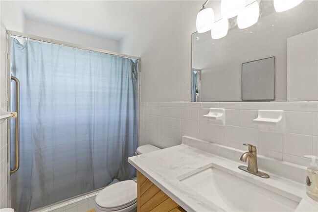 Building Photo - 2428 Columbia Dr