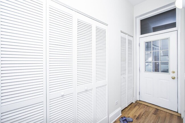 Building Photo - 2bed/1bath, PLUS OFFICE in Bucktown! Central Air! Free Laundry!