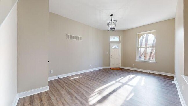 Building Photo - Renovated 4Bd 2.5 Bth Town Home Near Soula...